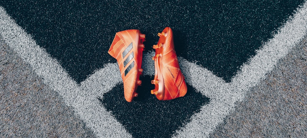 国际足联官员与抽签嘉宾在往届世界杯抽签仪式上操作抽签用球的现场照片