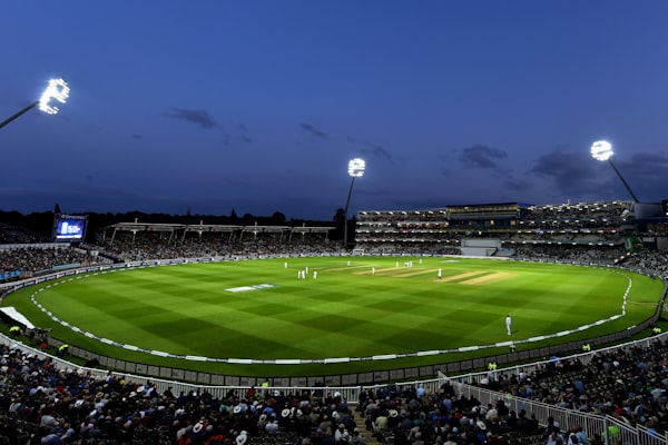 美国纽约大都会人寿体育场外观，巨大的圆形建筑，现代感十足